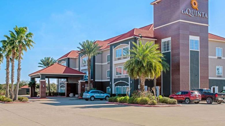 <b>La Quinta Inn & Suites Winnie Exterior</b>. Images powered by <a href="https://iceportal.shijigroup.com/" title="IcePortal" target="_blank">IcePortal</a>.