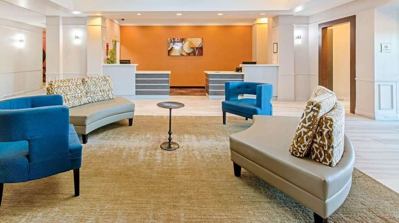 <b>La Quinta Inn & Suites Winnie Lobby</b>. Images powered by <a href="https://iceportal.shijigroup.com/" title="IcePortal" target="_blank">IcePortal</a>.