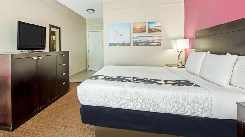 <b>La Quinta Inn & Suites Winnie Room</b>. Images powered by <a href="https://iceportal.shijigroup.com/" title="IcePortal" target="_blank">IcePortal</a>.
