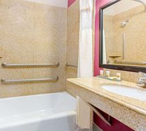 La Quinta Inn & Suites Winnie Room