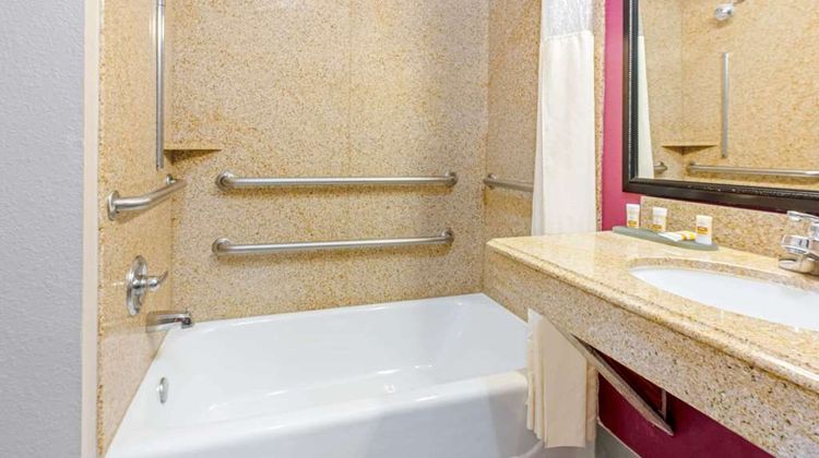 La Quinta Inn & Suites Winnie Room