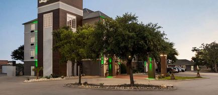 La Quinta Inn & Suites North Stone Oak Exterior