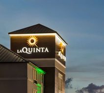 La Quinta Inn & Suites North Stone Oak Exterior