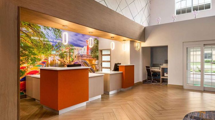 La Quinta Inn & Suites North Stone Oak Lobby