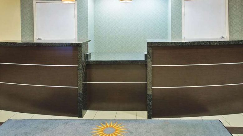 <b>La Quinta Inn Grove City Lobby</b>. Images powered by <a href="https://iceportal.shijigroup.com/" title="IcePortal" target="_blank">IcePortal</a>.