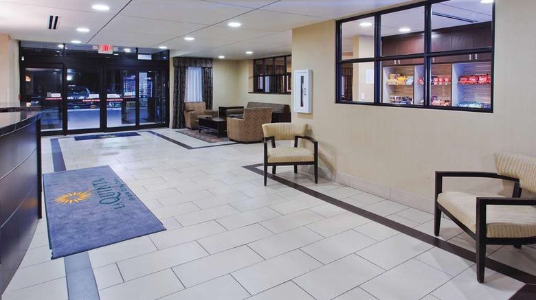 <b>La Quinta Inn Grove City Lobby</b>. Images powered by <a href="https://iceportal.shijigroup.com/" title="IcePortal" target="_blank">IcePortal</a>.