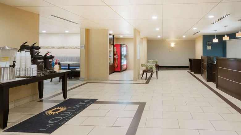 <b>La Quinta Inn Grove City Lobby</b>. Images powered by <a href="https://iceportal.shijigroup.com/" title="IcePortal" target="_blank">IcePortal</a>.