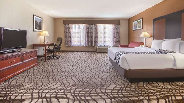 <b>Baymont by Wyndham Moss Point Suite</b>. Images powered by <a href="https://iceportal.shijigroup.com/" title="IcePortal" target="_blank">IcePortal</a>.
