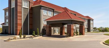 La Quinta Inn & Suites Shawnee Exterior