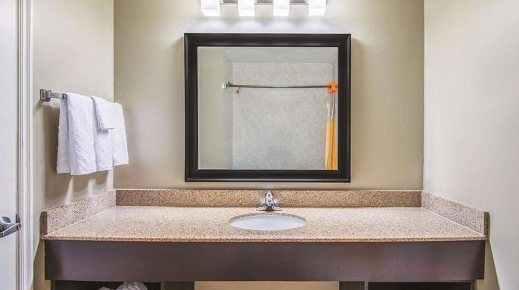 La Quinta Inn & Suites- Moore Room