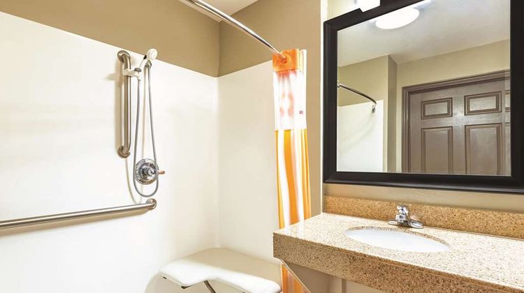 La Quinta Inn & Suites- Moore Room