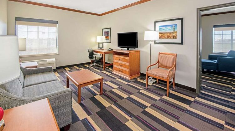 La Quinta Inn & Suites- Moore Suite