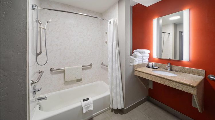 La Quinta Inn & Suites- Moore Suite