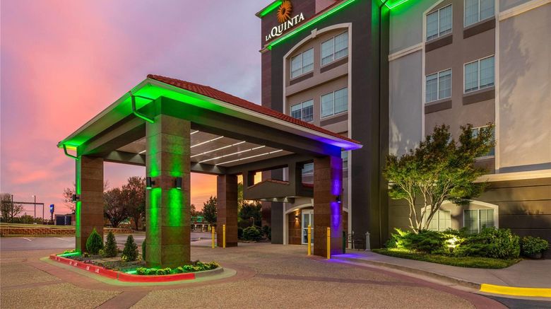 <b>La Quinta Inn & Suites- Moore Exterior</b>. Images powered by <a href="https://iceportal.shijigroup.com/" title="IcePortal" target="_blank">IcePortal</a>.