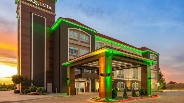 La Quinta Inn & Suites- Moore Exterior