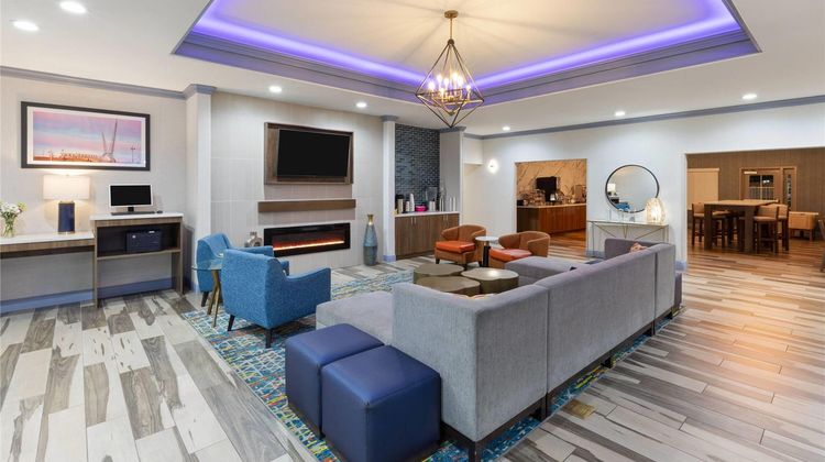 La Quinta Inn & Suites- Moore Lobby
