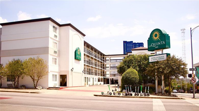 <b>La Quinta Inn Austin Capitol / Downtown Exterior</b>. Images powered by <a href="https://iceportal.shijigroup.com/" title="IcePortal" target="_blank">IcePortal</a>.