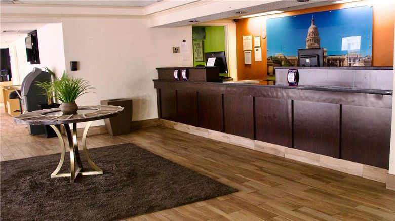 <b>La Quinta Inn Austin Capitol / Downtown Lobby</b>. Images powered by <a href="https://iceportal.shijigroup.com/" title="IcePortal" target="_blank">IcePortal</a>.