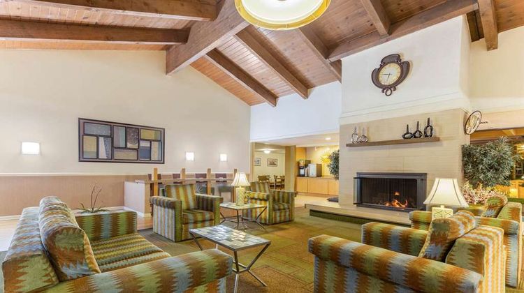 La Quinta Inn & Suites Redding Lobby