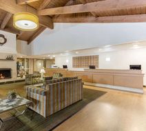 La Quinta Inn & Suites Redding Lobby