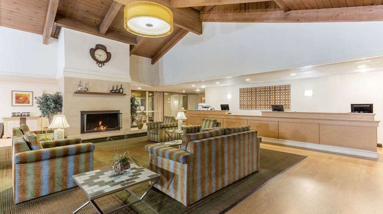 La Quinta Inn & Suites Redding Lobby