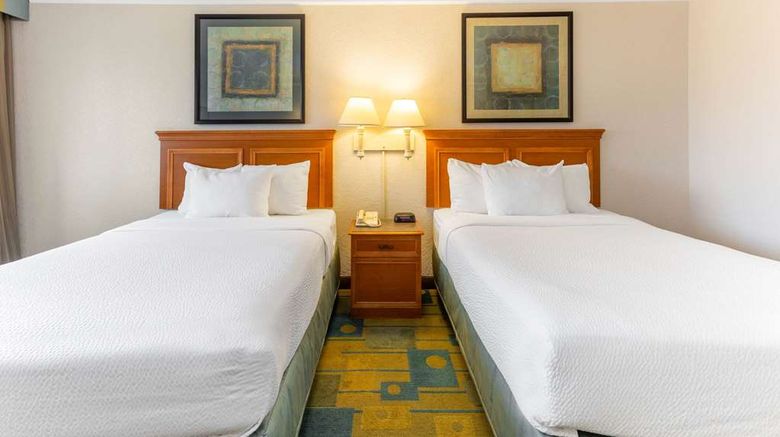 <b>La Quinta Inn & Suites Redding Room</b>. Images powered by <a href="https://iceportal.shijigroup.com/" title="IcePortal" target="_blank">IcePortal</a>.