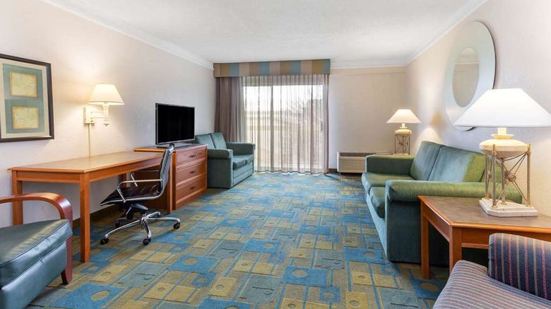 <b>La Quinta Inn & Suites Redding Suite</b>. Images powered by <a href="https://iceportal.shijigroup.com/" title="IcePortal" target="_blank">IcePortal</a>.