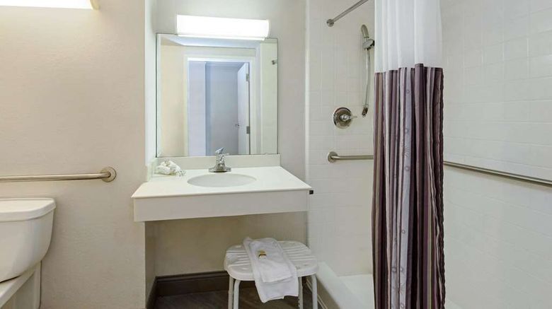 <b>La Quinta Inn New Orleans Airport Room</b>. Images powered by <a href="https://iceportal.shijigroup.com/" title="IcePortal" target="_blank">IcePortal</a>.