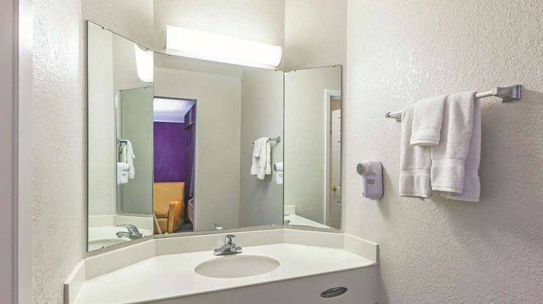 <b>Howard Johnson by Wyndham Sacramento Downtown Suite</b>. Images powered by <a href="https://iceportal.shijigroup.com/" title="IcePortal" target="_blank">IcePortal</a>.