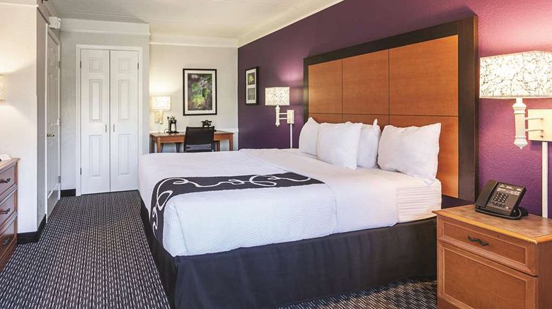 <b>Howard Johnson by Wyndham Sacramento Downtown Room</b>. Images powered by <a href="https://iceportal.shijigroup.com/" title="IcePortal" target="_blank">IcePortal</a>.