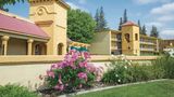 Howard Johnson by Wyndham Sacramento Downtown Exterior