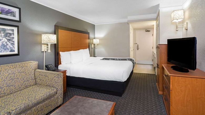 <b>La Quinta Inn & Suites Buena Park Suite</b>. Images powered by <a href="https://iceportal.shijigroup.com/" title="IcePortal" target="_blank">IcePortal</a>.