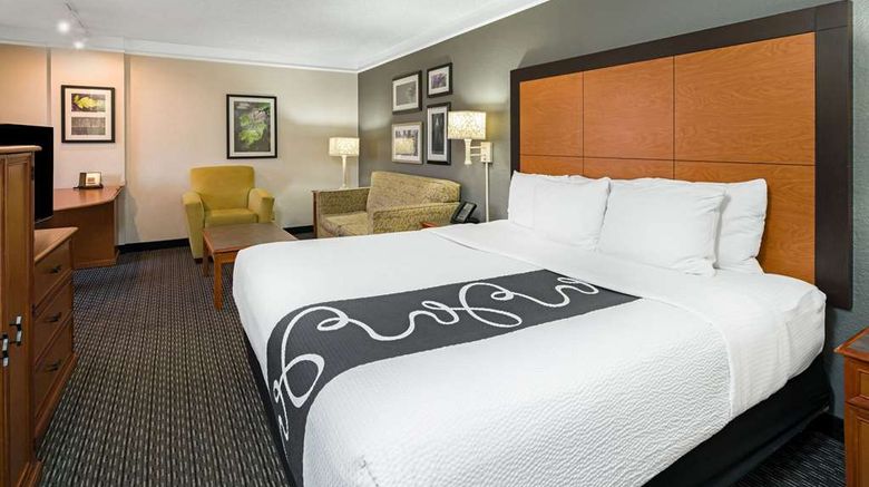 <b>La Quinta Inn & Suites Buena Park Suite</b>. Images powered by <a href="https://iceportal.shijigroup.com/" title="IcePortal" target="_blank">IcePortal</a>.