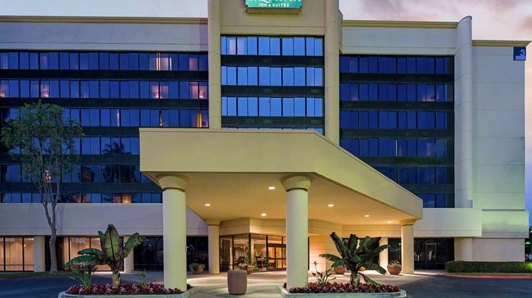La Quinta Inn & Suites Buena Park Exterior