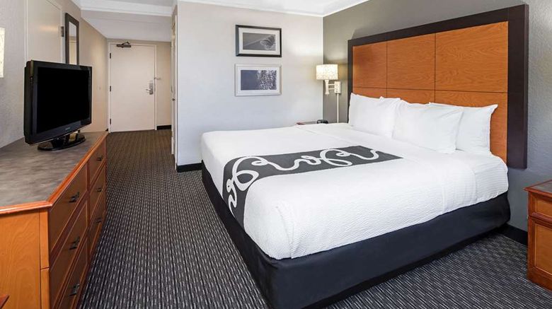 <b>La Quinta Inn & Suites Buena Park Room</b>. Images powered by <a href="https://iceportal.shijigroup.com/" title="IcePortal" target="_blank">IcePortal</a>.