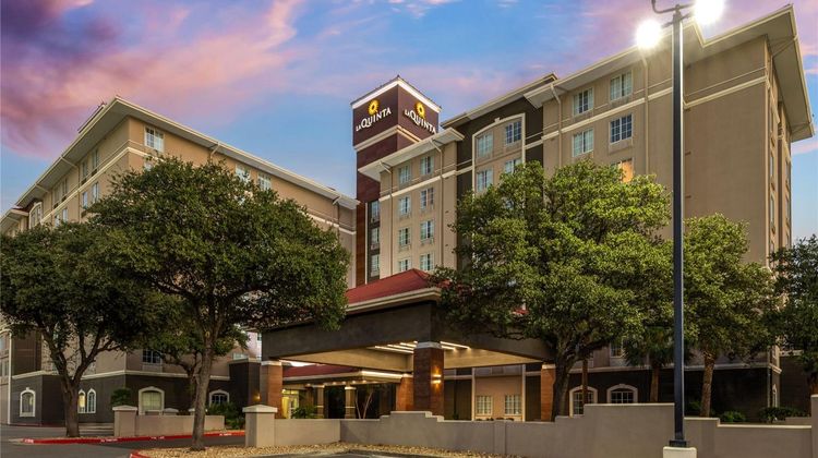 La Quinta Inn-Suites San Antonio Airport Exterior