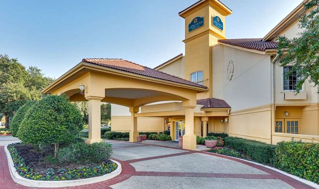 La Quinta Inn & Suites Dallas Addison Exterior