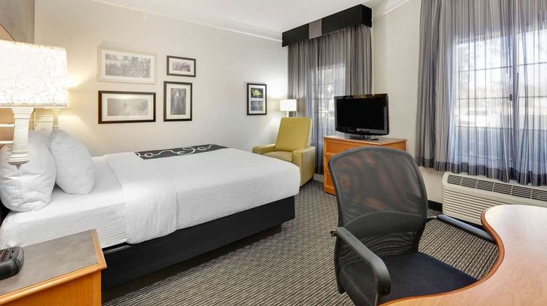 <b>La Quinta Inn & Suites Dallas Addison Room</b>. Images powered by <a href="https://iceportal.shijigroup.com/" title="IcePortal" target="_blank">IcePortal</a>.