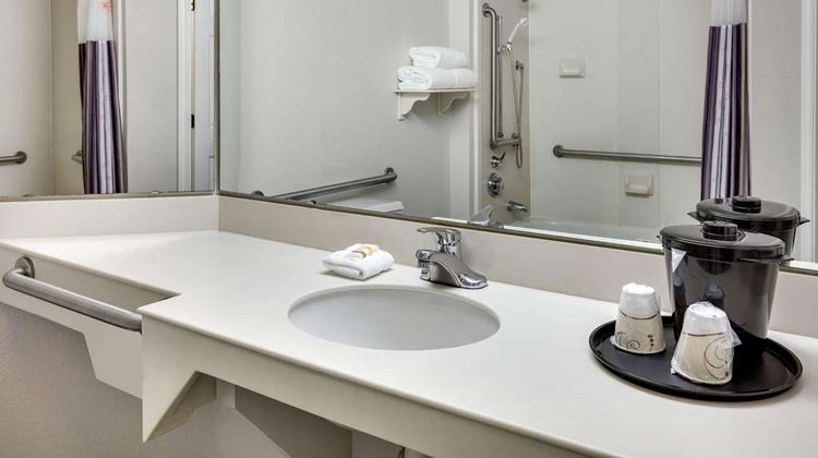 La Quinta Inn & Suites Dallas Addison Room