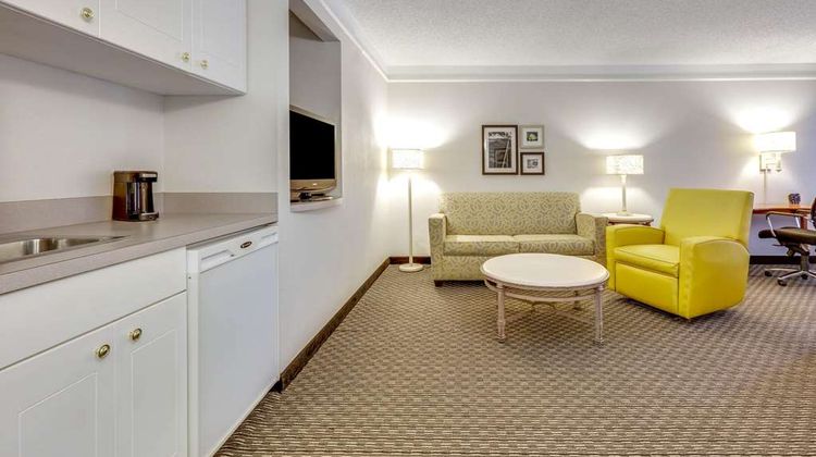 La Quinta Inn & Suites Dallas Addison Suite