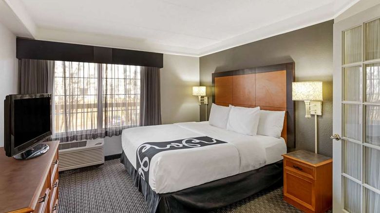 <b>La Quinta Inn & Suites Macon Suite</b>. Images powered by <a href="https://iceportal.shijigroup.com/" title="IcePortal" target="_blank">IcePortal</a>.