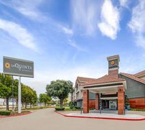 La Quinta Inn & Suites DFW Airport North Exterior