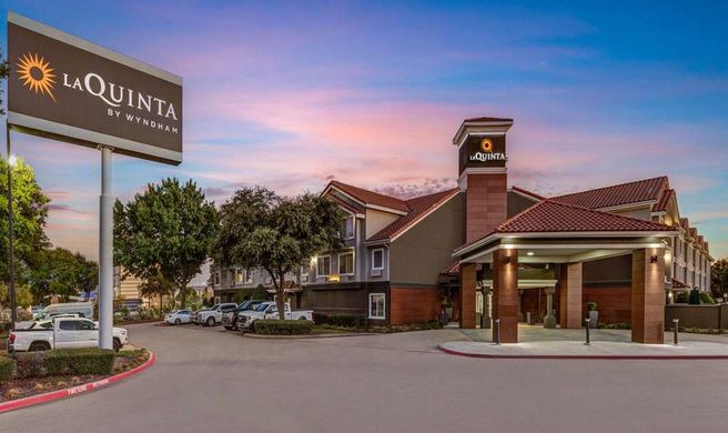 La Quinta Inn & Suites DFW Airport North Exterior