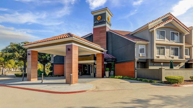 La Quinta Inn & Suites DFW Airport North Exterior