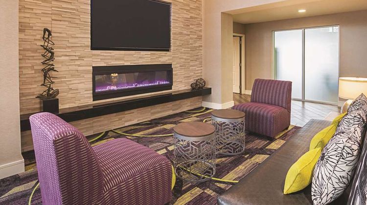 La Quinta Inn & Suites Fort Worth North Lobby