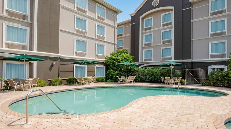 <b>La Quinta Inn & Suites Broadway Area Pool</b>. Images powered by <a href="https://iceportal.shijigroup.com/" title="IcePortal" target="_blank">IcePortal</a>.