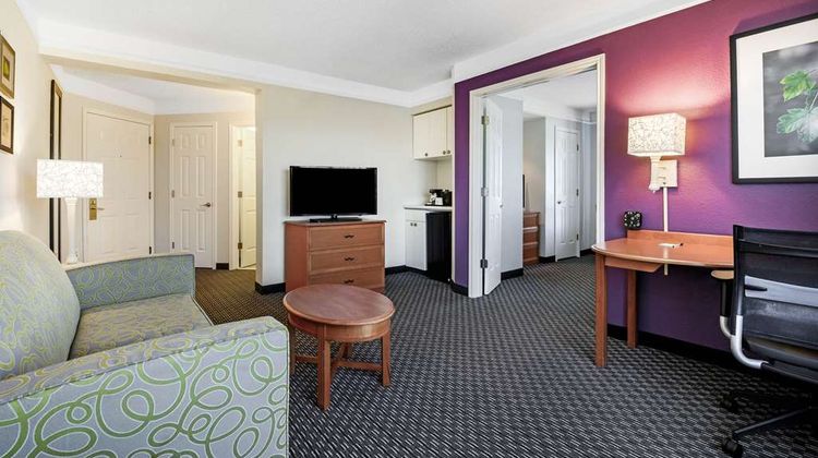 La Quinta Inn & Suites Broadway Area Suite