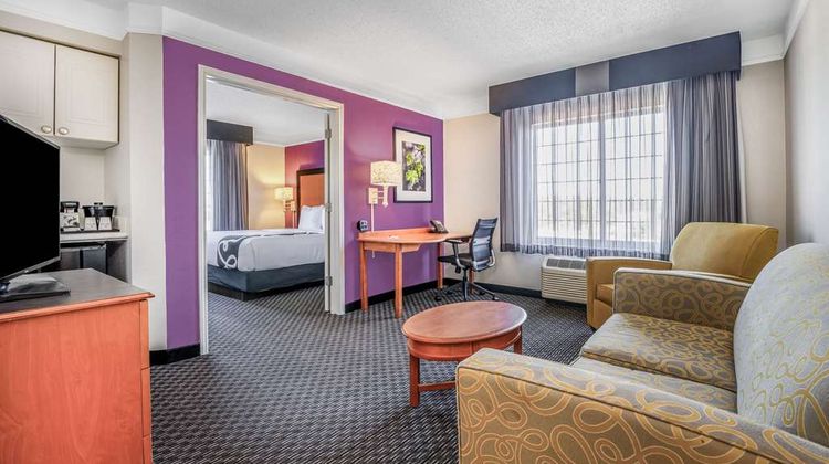 La Quinta Inn & Suites Broadway Area Suite