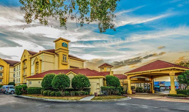 La Quinta Inn & Suites Broadway Area Exterior