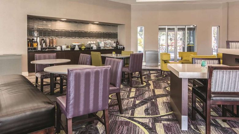 <b>La Quinta Inn & Stes Shreveport Airport Lobby</b>. Images powered by <a href="https://iceportal.shijigroup.com/" title="IcePortal" target="_blank">IcePortal</a>.